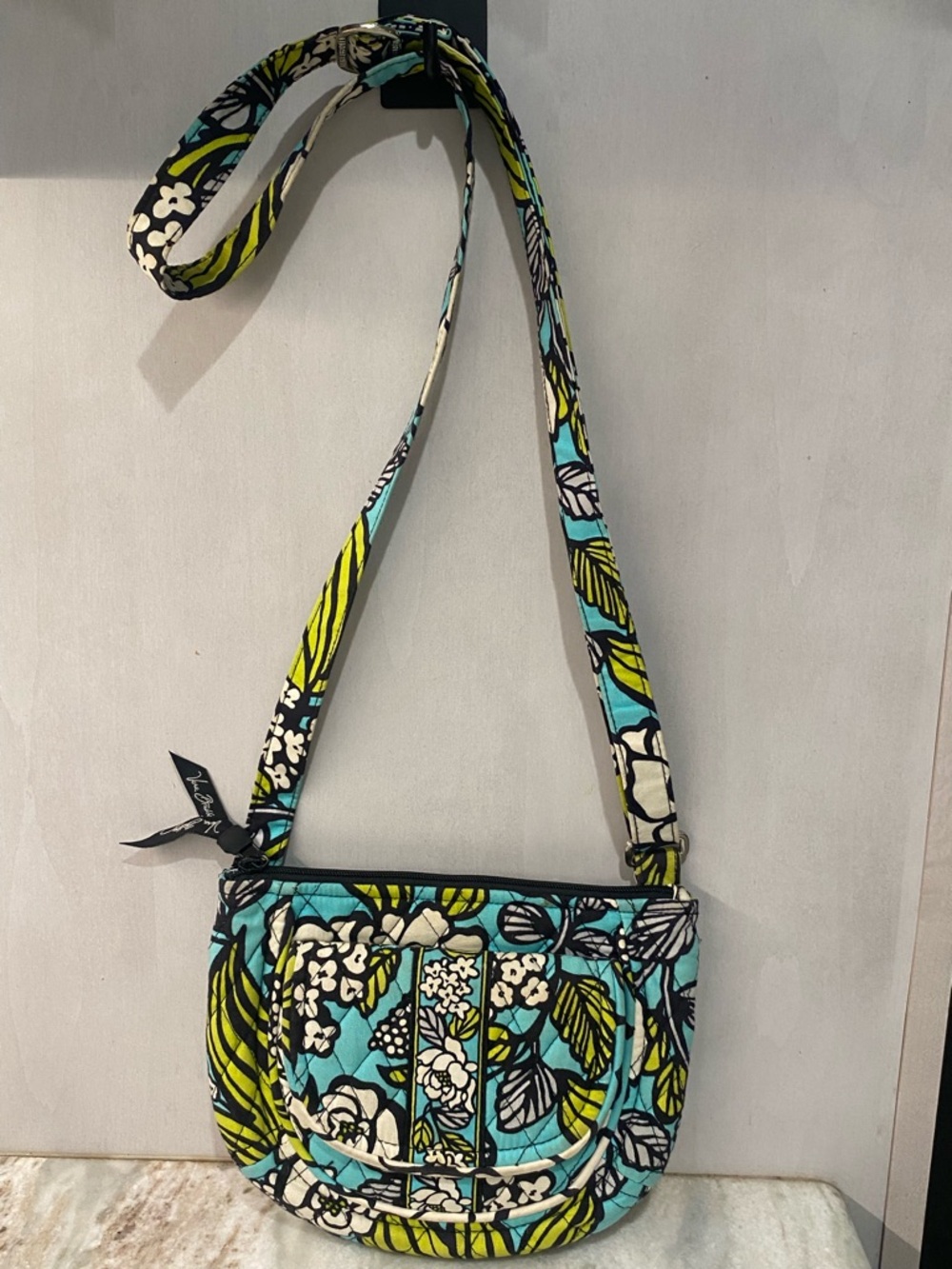 Vera Bradley Lizzy Crossbody
Island Blooms Retired